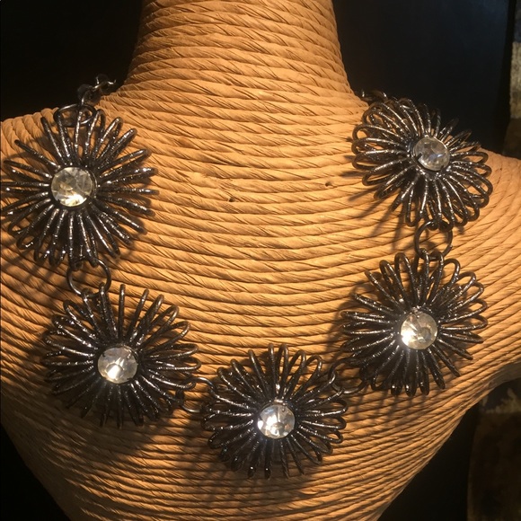 Fashion Pewter Necklace. - Picture 1 of 6